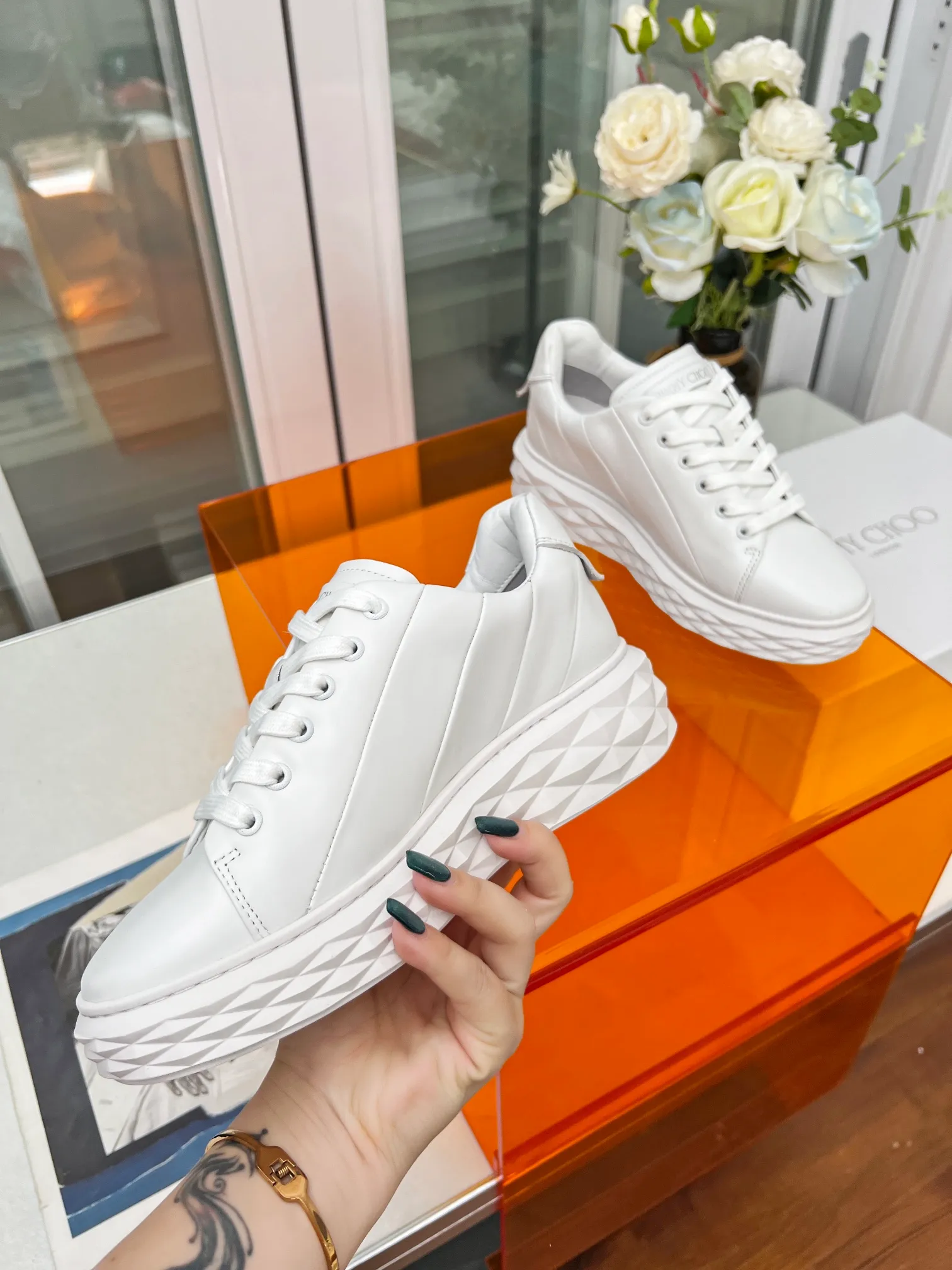 👟👟Ex-factory price 560👟👟 (splicing) Jimmy choo Jimmy Choo 2024 spring and summer Jc new Diamond A new series of sports shoes🔥The uppers are made of original imported cowhide stitching🎵The soles are made of brand elements to prevent diamond multi-faceted cutting to create a three-dimensional sense💥The gradually thinner and thicker design of the soles makes the shoes more comfortable on the feet without the slightest sense of oppression🌹A fashionable, comfortable, versatile and luxurious Diamond sports shoe is worth owning🧚‍♀️ Fabric: Original imported top layer 🐂cowhide Lining: Imported🐑Sheepskin Feet: Original injection molded 🐑 Sheepskin Outsole: Original glass glue combined sole Size: 34-41 (custom-made sizes 34.41 are non-refundable)